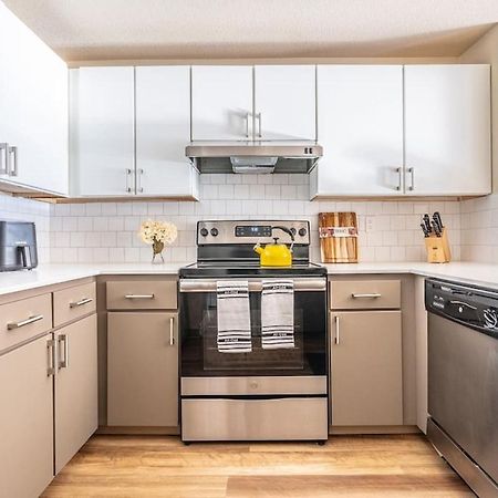 Modern And Spacious Apartment- Gym, Wifi, Free Parking Сиатъл Екстериор снимка