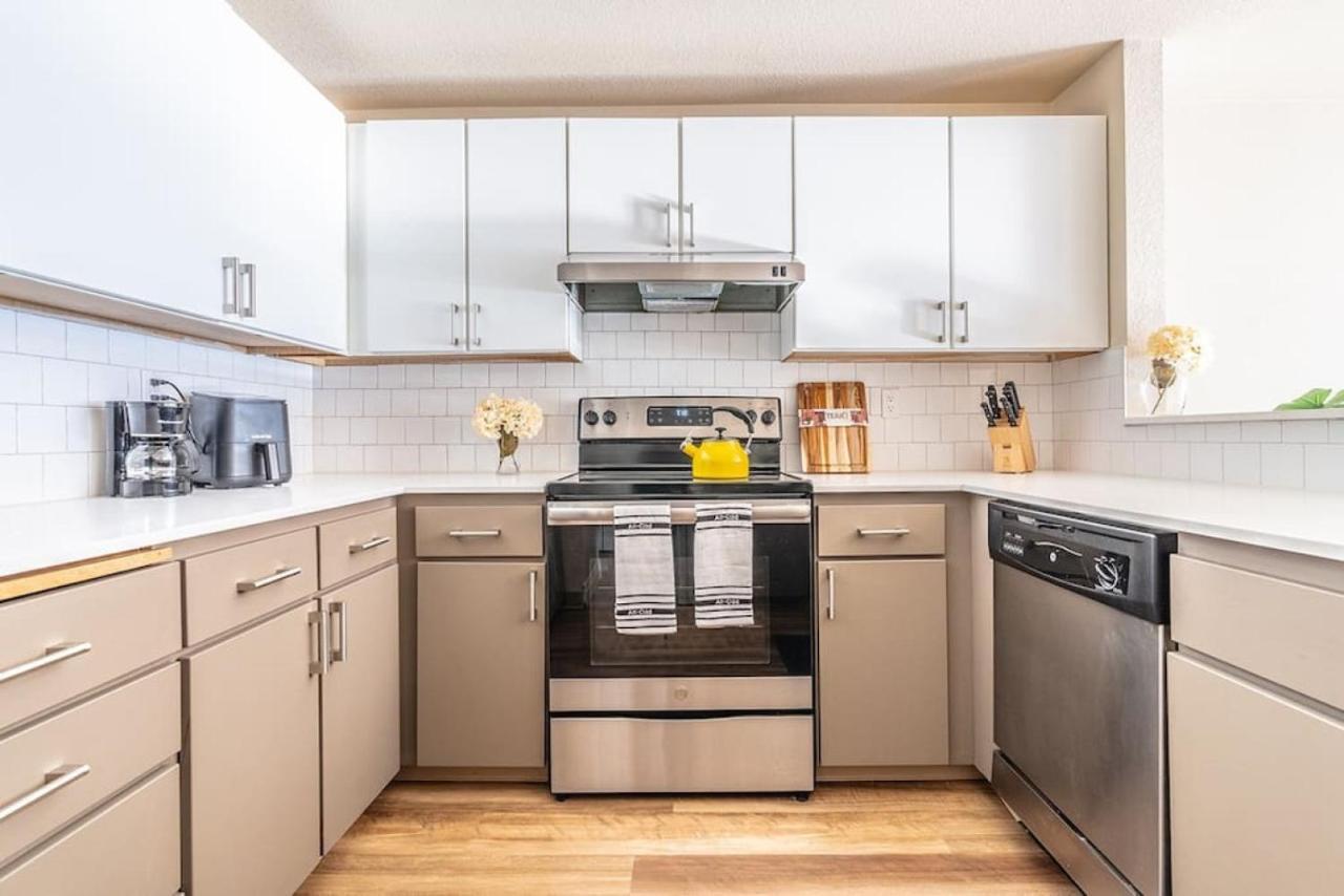 Modern And Spacious Apartment- Gym, Wifi, Free Parking Сиатъл Екстериор снимка