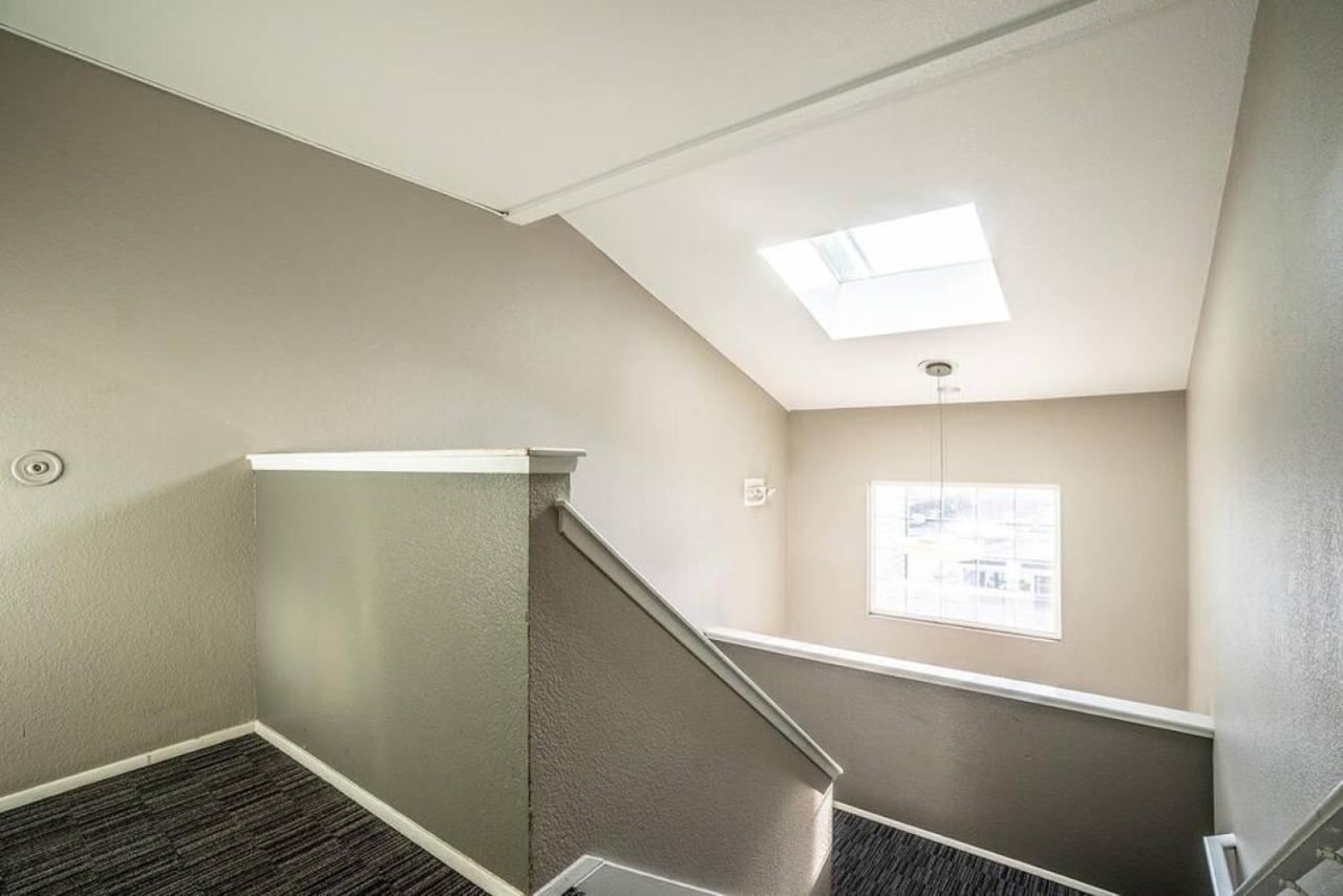 Modern And Spacious Apartment- Gym, Wifi, Free Parking Сиатъл Екстериор снимка